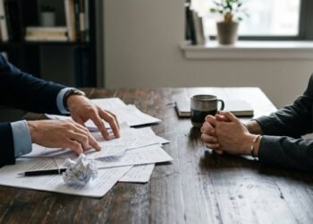 O motivo surpreendente pelo qual pessoas inteligentes escolhem o silêncio em conflitos