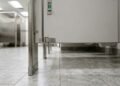 Por que as portas dos banheiros públicos quase nunca encostam no chão?