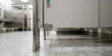 Por que as portas dos banheiros públicos quase nunca encostam no chão?