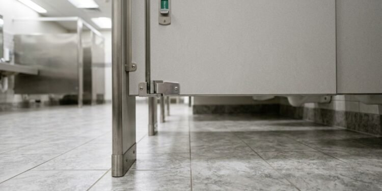 Por que as portas dos banheiros públicos quase nunca encostam no chão?