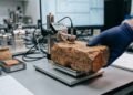 Pesquisa decifra a "memória magnética" oculta em tijolos de 3.000 anos com nomes de reis