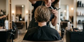 Mulheres 50+ estão apostando nestes cortes para dar mais volume aos fios finos