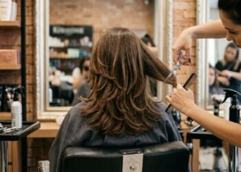 O corte dos anos 90 voltou e promete transformar cabelos sem vida com muito movimento