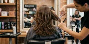 O corte dos anos 90 voltou e promete transformar cabelos sem vida com muito movimento