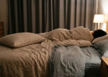 O motivo emocional que faz algumas pessoas dormirem melhor sozinhas