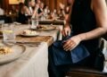 As 10 regras de etiqueta à mesa que estão redefinindo a forma de receber e convive