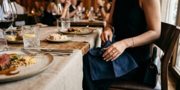 As 10 regras de etiqueta à mesa que estão redefinindo a forma de receber e convive