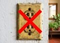 Tomadas amareladas entregam a idade da casa, mas um truque simples pode devolver aparência de novo