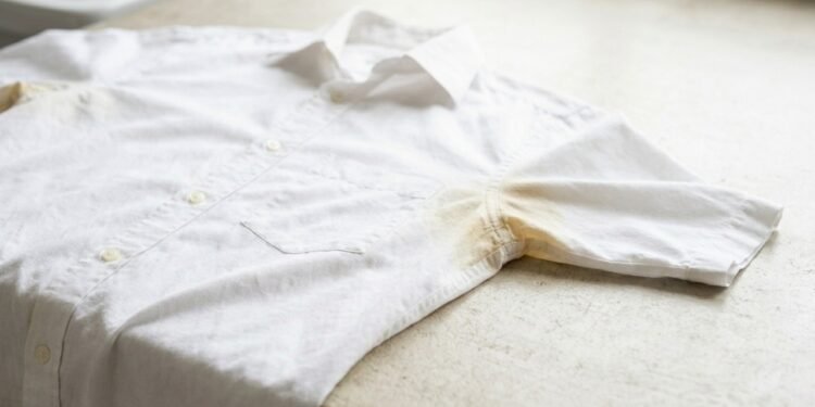Como tirar a mancha amarela na roupa branca que estava guardada com uma receita caseira