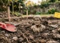 Criança encontra estátua romana de 1.700 anos escondida no quintal durante uma brincadeira