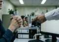 Chamada de “biscate” pela chefe, trabalhadora conseguiu sair da empresa com todos os direitos