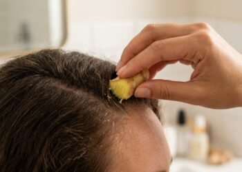 Esfregar gengibre fresco na linha do cabelo realmente pode fazer o cabelo crescer novamente?