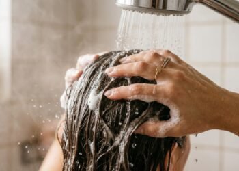 Como escolher o melhor momento para lavar o cabelo e manter fios mais leves e bonitos