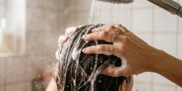 Como escolher o melhor momento para lavar o cabelo e manter fios mais leves e bonitos