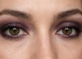 O truque de maquiagem que faz os olhos castanhos parecerem mais verdes, está nesta cor de sombra