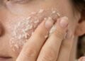 O esfoliante de arroz que virou tendência natural entre as coreanas e promete pele mais lisa e iluminada