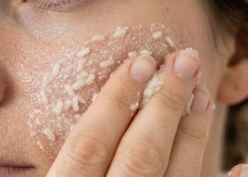O esfoliante de arroz que virou tendência natural entre as coreanas e promete pele mais lisa e iluminada