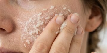 O esfoliante de arroz que virou tendência natural entre as coreanas e promete pele mais lisa e iluminada
