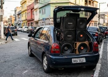 Muitos motoristas não sabem, mas som alto de carro pode gerar multa de R$ 195 e 5 pontos na CNH