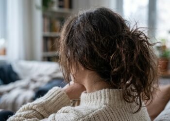 Cabelo com frizz no inverno: o que realmente causa e como manter os fios alinhados