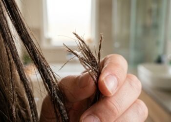 Especialistas revelam os hábitos que enfraquecem os fios e aceleram a quebra capilar