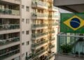Família é multada em R$ 1,1 mil por exibir a Bandeira do Brasil na varanda e leva o caso à Justiça
