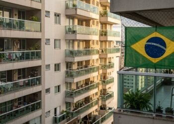 Família é multada em R$ 1,1 mil por exibir a Bandeira do Brasil na varanda e leva o caso à Justiça