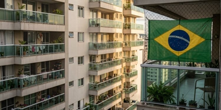 Família é multada em R$ 1,1 mil por exibir a Bandeira do Brasil na varanda e leva o caso à Justiça