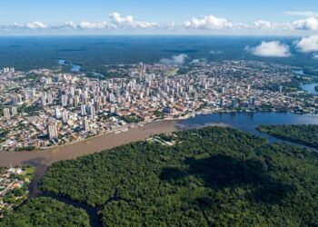 De floresta densa a metrópole de 2,3 milhões: a cidade cercada de floresta que teve luz elétrica antes de quase todo o Brasil