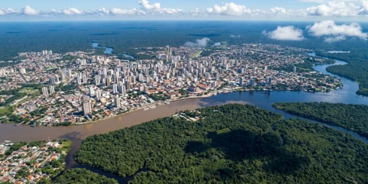 De floresta densa a metrópole de 2,3 milhões: a cidade cercada de floresta que teve luz elétrica antes de quase todo o Brasil