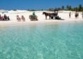 Sem asfalto e com charretes no lugar de carros: o vilarejo de areia cercado pelas maiores salinas do Brasil que só se alcança de barco
