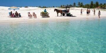 Sem asfalto e com charretes no lugar de carros: o vilarejo de areia cercado pelas maiores salinas do Brasil que só se alcança de barco
