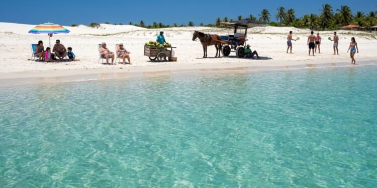 Sem asfalto e com charretes no lugar de carros: o vilarejo de areia cercado pelas maiores salinas do Brasil que só se alcança de barco
