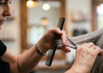 Os cabelos grisalhos ganharam um novo significado nos últimos anos