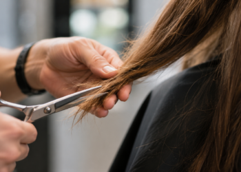 Cortar o cabelo na hora certa evita danos maiores aos fios