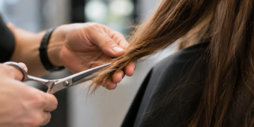 Cortar o cabelo na hora certa evita danos maiores aos fios
