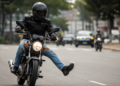 Perna esticada na moto tem significado que surpreende motoristas