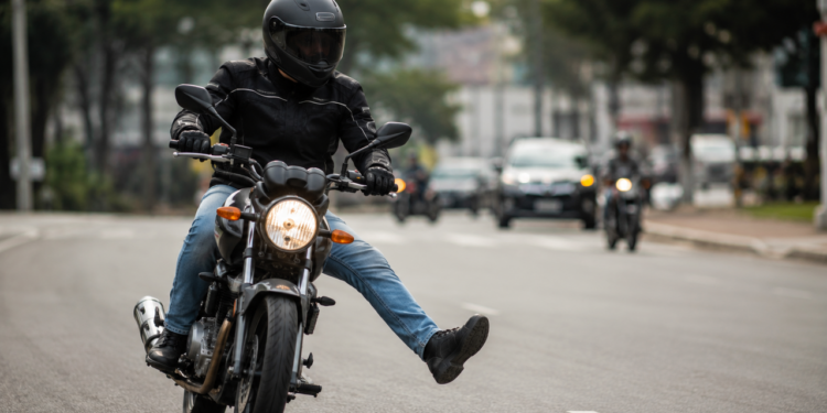 Perna esticada na moto tem significado que surpreende motoristas