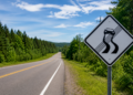 O que significa a placa com carro cercado por linhas diagonais