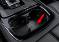 O símbolo de chave no carro revela uma função que poucos usam