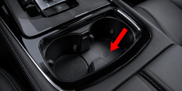 O símbolo de chave no carro revela uma função que poucos usam
