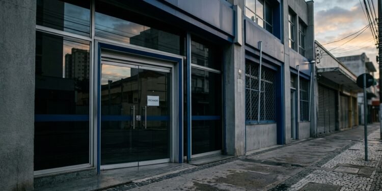 O fechamento dos bancos está mudando a vida de milhões