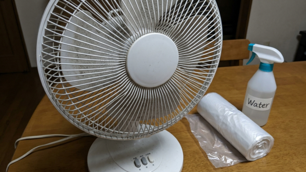 Vi na internet e agora faço sempre: Usei uma sacola plástica para limpar o ventilador em casa e funcionou