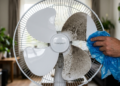 Vi na internet e agora faço sempre: Usei uma sacola plástica para limpar o ventilador em casa e funcionou
