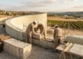 Arquitetos espanhóis constroem vinícola com blocos de hempcrete, um biocompósito de fibras de cânhamo, cal e água, com alta eficiência térmica que reduz a necessidade de sistemas mecânicos de ar condicionado