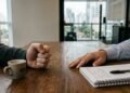 Como lidar com pessoas grossas sem perder a postura, a calma e o respeito na conversa diária