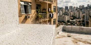 Cientistas de Singapura desenvolvem nova tinta que "transpira" como a pele humana, resfriando edifícios em até 40% sem usar eletricidade