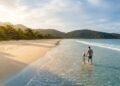 Viajantes começam a trocar o Copacabana pela ilha sem carros que virou Patrimônio Mundial e tem a praia eleita a melhor do Sudeste do Brasil