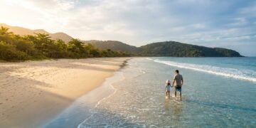 Viajantes começam a trocar o Copacabana pela ilha sem carros que virou Patrimônio Mundial e tem a praia eleita a melhor do Sudeste do Brasil