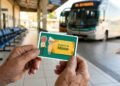 Carteirinha gratuita permite viagens sem custo para idosos e já pode ser emitida pela internet em poucos minutos
